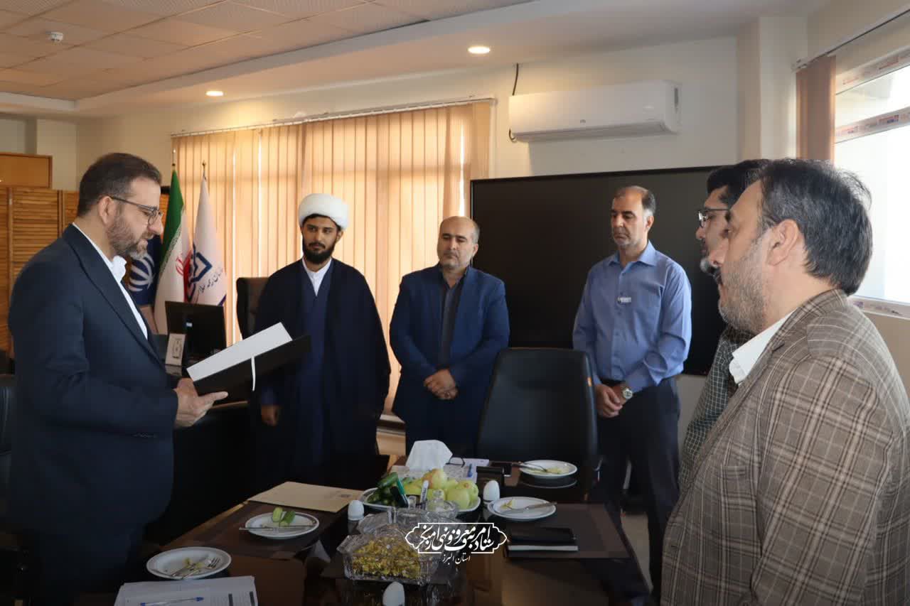 اهدای حکم دبیر شورای امر به معروف و نهی از منکر اداره کل بیمه سلامت استان البرز